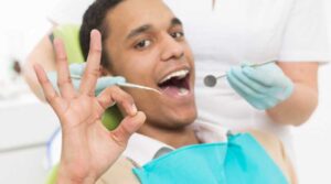 dechaussement des dents traitement orthodontique homme dentiste